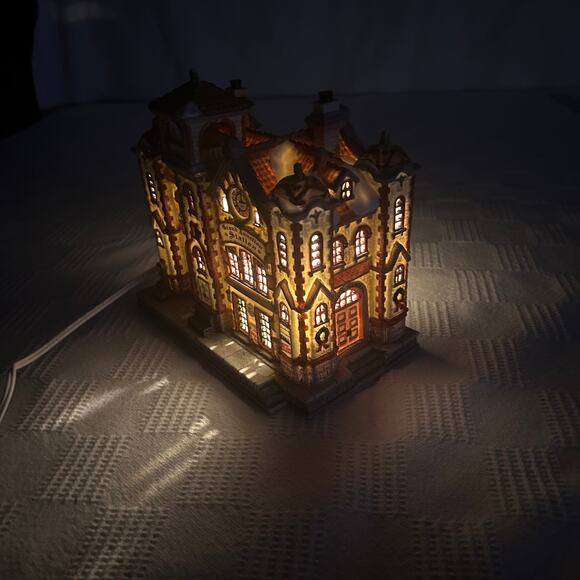 Lemax Caddington Village Grand Junction Station Porcelain Light House Christmas - Picture 4 of 10